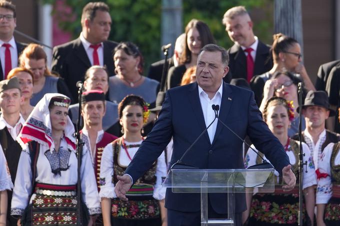 Voditelj bosanskih Srbov Milorad Dodik na skriva želja po osamosvojitvi Republike Srbske od BiH. Pri tem je njegov velik zaveznik ruski predsednik Vladimir Putin. Če bi Rusija februarja 2022 hitro spravila na kolena Ukrajino, bi Republika Srbska verjetno istočasno razglasila osamosvojitev od BiH. Republika Srbska bi se potem združila s Srbijo v eno državo. Na fotografiji Dodik govori na Vsesrbski skupščini junija letos v Beogradu. Poleg Dodika je na Vsesrbski skupščini sodeloval tudi srbski predsednik Aleksandar Vučić. Na shodu, kjer je maševal srbski patriarh Porfirije, so med drugim sodelovali številni visoki predstavniki Srbije in Republike Srbske. | Foto: Guliverimage