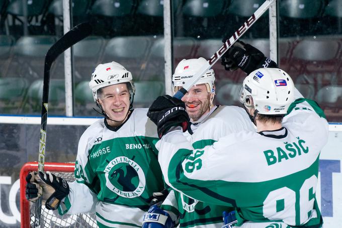 "V zadnji sezoni igralske kariere mi je bilo pri HK Olimpija res lepo. Z užitkom sem končal. Igral sem z mladimi fanti, ki so me gledali z velikimi očmi. Mislim, da so imeli vsi točkovno najboljše kariere (smeh, op. a.). Če sem kogarkoli kaj naučil, sem zelo vesel." | Foto: Matic Klanšek Velej/Sportida