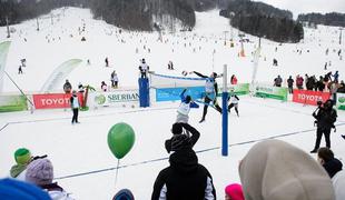 Ne samo smučanje, v Kranjski Gori tudi odbojka na snegu (video)