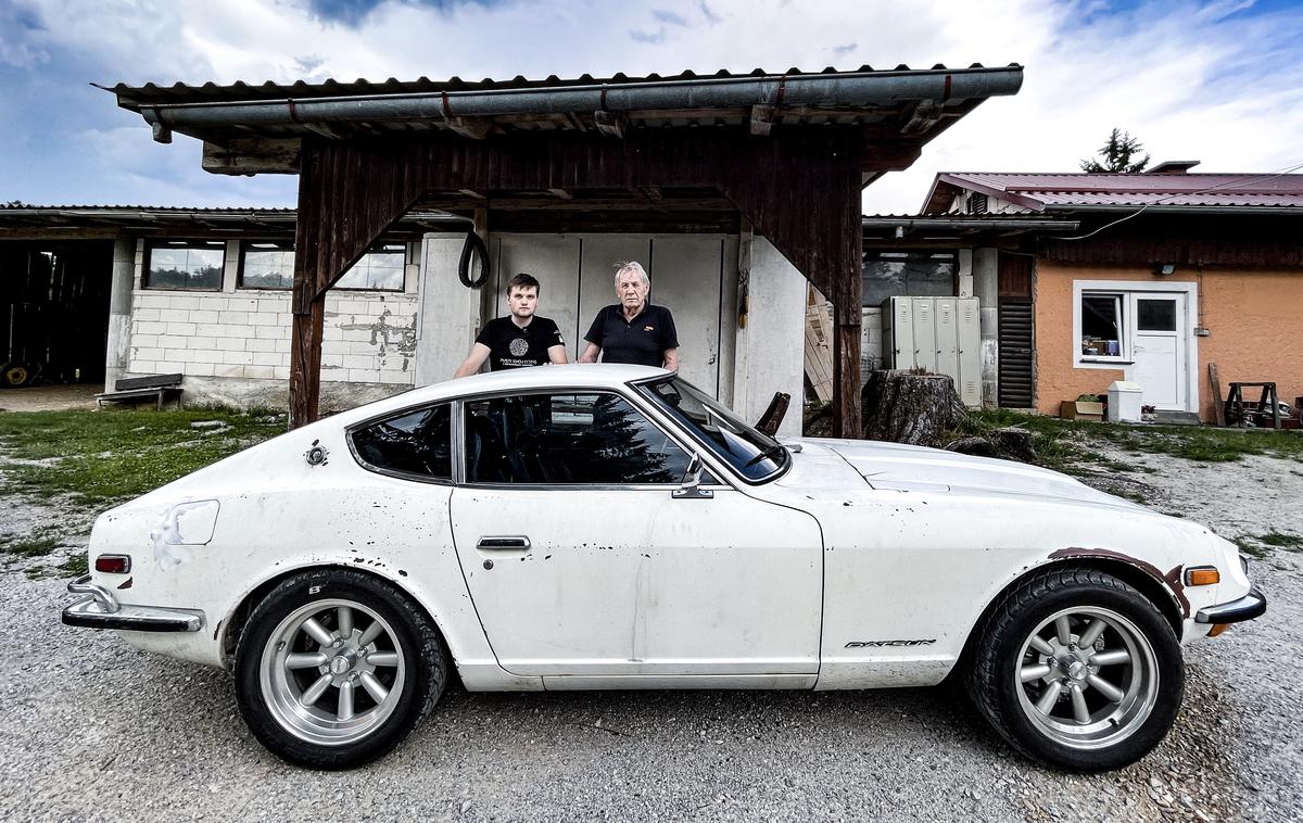 Datsun 240Z | Oče in sin Brišnik iz Zapotoka nad Igom sta med redkimi, ki v Sloveniji vozita avtomobil Datsunove znamke.  | Foto Gregor Pavšič