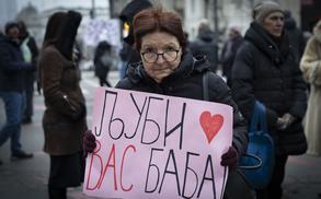 15 minut tišine v Beogradu z upokojenko Branko: "Tukaj stojim, da izkoreninimo zlo" #foto #video