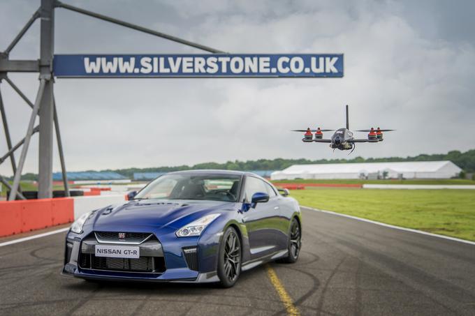 Nissan je za spopad na dirkališču Silverstone postavil posebno, skoraj dvokilometrsko progo. Izkazalo se je, da se avtomobil ni mogel kosati z okretnostjo drona, katerega obračalni krog je le 30-centimetrski. Za primerjavo, GT-R-ov obračalni krog presega enajst metrov. | Foto: 