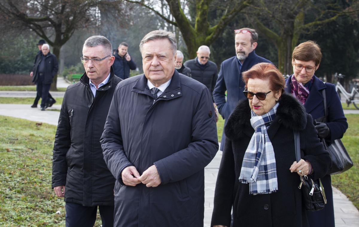 Pogreb slovenskega politika, pravnika in gospodarstvenika Janeza Zemljariča z vojaškimi častmi. Zoran Janković | Župan Zoran Janković je sicer na današnji novinarski konferenci dejal, da ga bo, če bo predlog rešil problem zdravstva v Ljubljani in prinesel več zdravnikov in rešitev za bolnike, podprl. "Če ne, pač mene na seji ne bo," je dejal. | Foto Bojan Puhek