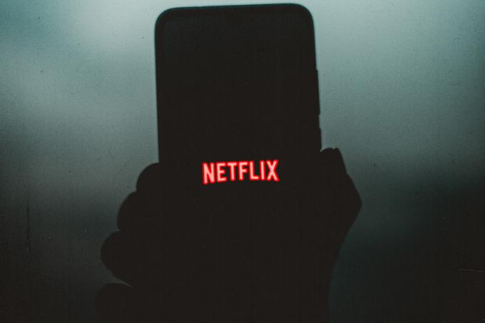 Akutna posledica negotove prihodnosti je bilo katastrofalno sesutje Netflixa na newyorški borzi. Objavi poslovnih rezultatov je 19. aprila sledil takojšen kar 40-odstotni navpični padec cene Netflixove delnice. Od konca oktobra lani, ko je Netflix na borzi dosegel absolutni rekord, cena delnice je bila takrat 690 dolarjev, so tisti delničarji podjetja, ki še niso skočili z ladje, sicer izgubili več kot 70 odstotkov vrednosti svojega premoženja v delnicah Netflixa.  | Foto: Unsplash