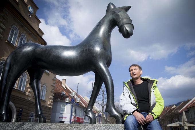 O izvoru Slovencev in venetski teoriji smo se pogovarjala z Marjanom Kosom. Kje drugje kot pred kipom venetskega konja. | Foto: 