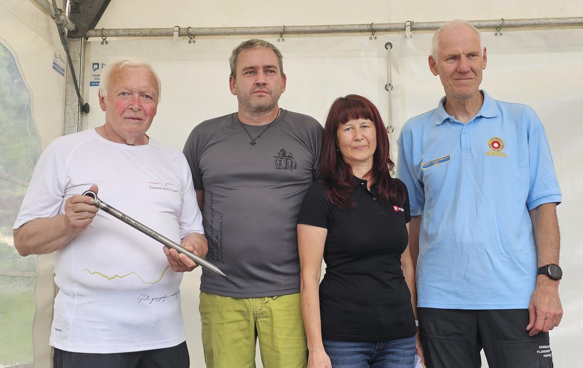 naj planinska pot 2024 | Na fotografiji Zdravko Bodlaj, načelnik odseka za planinske poti PD Kamnik, Andrej Mlinar, predsednik PD Mežica, Tonja Vinkl Vončina, vodja poslovne enote Slovenj Gradec v Zavarovalnici Triglav, in Jože Rovan, predsednik Planinske zveze Slovenije.  | Foto Manca Ogrin/PZS