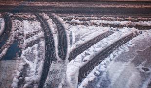 Sneg, narasle vode in veter so povzročali težave