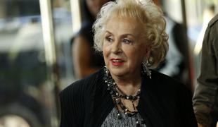 Umrla je Doris Roberts, legendarna mama iz serije Raymonda imajo vsi radi