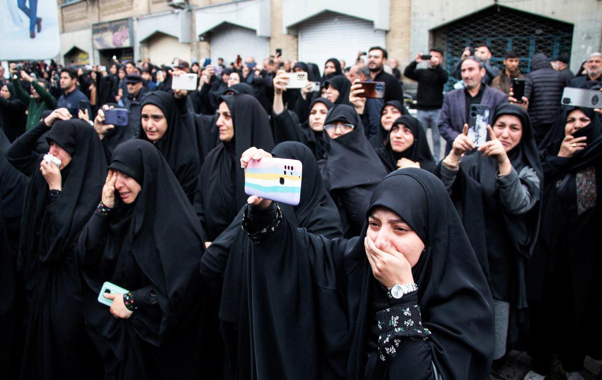 Iran žalovanje | Ebrahima Raisija bodo v četrtek zvečer pokopali v njegovem rojstnem mestu Mašhad. | Foto Reuters