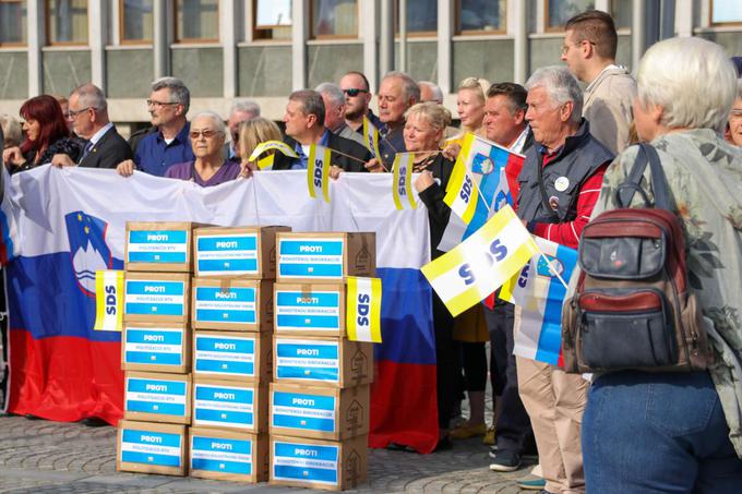 Vlaganje zahteve za razpis treh zakonodajnih referendumov | Foto: STA ,