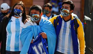 Ganljivi posnetki iz Argentine, jok in pesem pred Maradonovo krsto #video