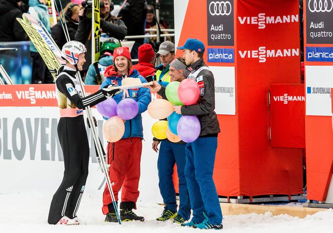 Norveški sotekmovalci, med njimi je bil tudi sveži upokojenec Tom Hilde, so ga obdarili še z baloni. | Foto: Vid Ponikvar