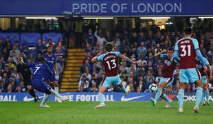 Chelsea le remiziral z Burnleyjem in ostal za Tottenhamom