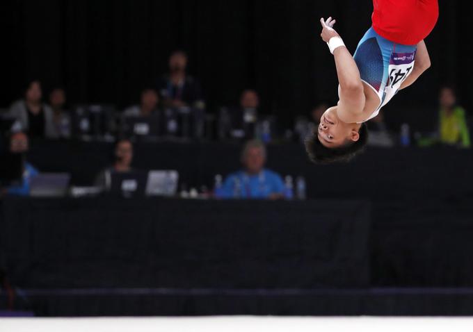 Carlos Yulo je osvojil zgodovinsko prvo zlato kolajno v gimnastiki za Filipine. | Foto: Reuters