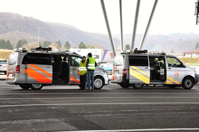 DARS | Dars več kot 90 odstotkov prihodkov dobi s strani vinjet in cestnine za tovornjake. | Foto STA