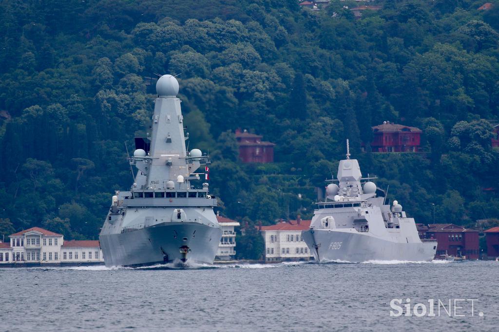 Britanski rušilec HMS Defender