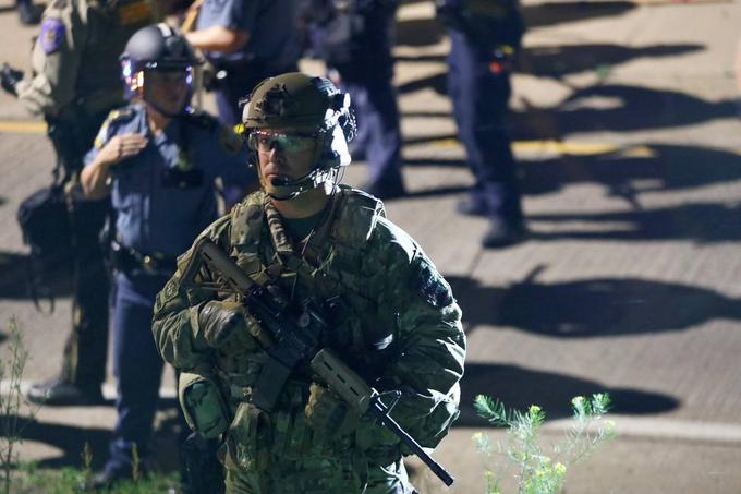 Ker policija ne ve, kaj lahko pričakuje na drugi strani vrat, kjer se domnevno dogaja nekaj hudega, v akcijo pošlje specialce, ti pa morajo biti pripravljena na vse. | Foto: Reuters