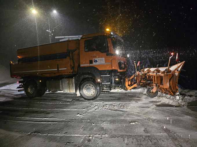 Ponoči so bile aktivne cestne službe. Fotografija je nastala na prelazu Jezerski vrh na Gorenjskem. | Foto: David Florjančič