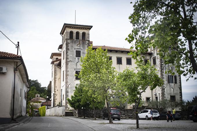 Trasa vodi tudi mimo mogočnega gradu Dobrovo, kjer so na ogled stalna zbirka grafičnih del  svetovno znanega slikarja Zorana Mušiča in druge  občasne muzejske zbirke. | Foto: 