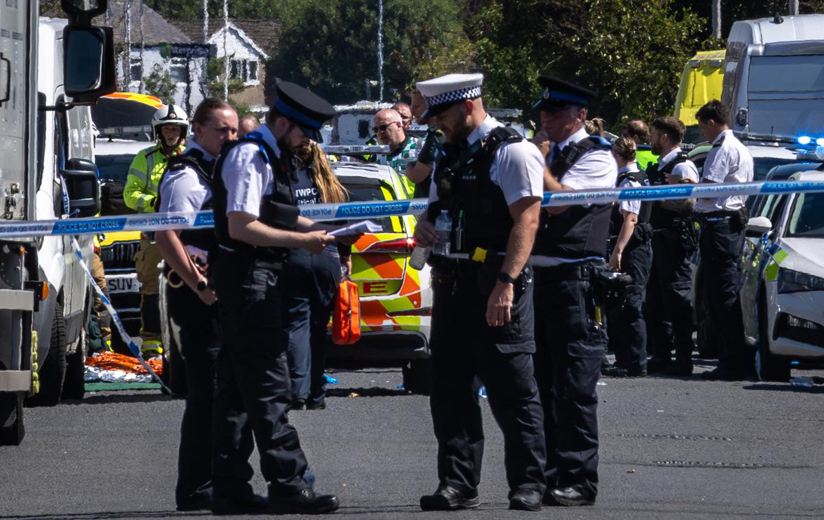 Southport | Na kraju, kjer se je zgodil napad, so policisti in reševalci. | Foto Reuters