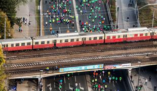 Ali bodo tekači in navijači na ljubljanskem maratonu na boljšem, če ta postane zlat?