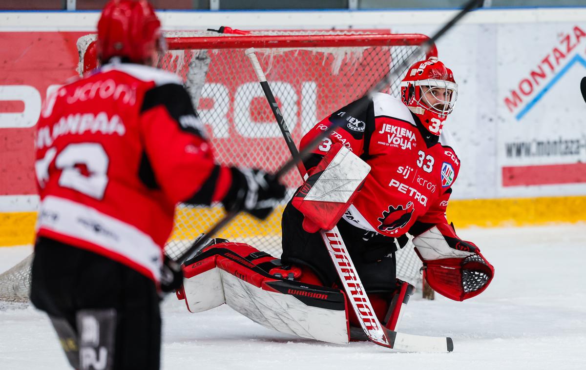 HDD Jesenice | Jeseničani so v Italiji izgubili s "teniškim" rezultatom 1:6. | Foto Aleš Fevžer