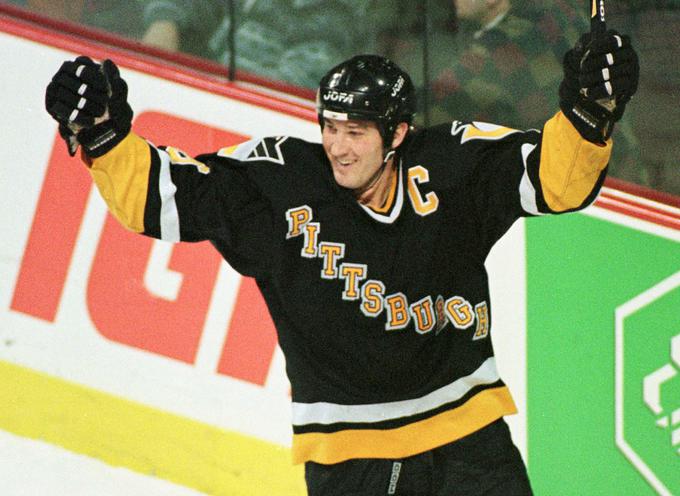 Mario Lemieux je premagal raka in potem še naprej premagoval vratarje na ledenih ploskvah. | Foto: Reuters