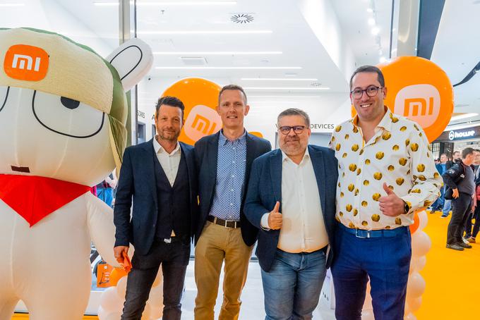 Valter Povšič, direktor podjetja Vama Trade, Goran Mudrovčić, generalni direktor Xiaomija za Slovenijo in Hrvaško, Andrzej Gladki, namestnik generalnega direktorja regije CEE in nordijskih držav, in Adam Harris, izvršni direktor podjetja Colby, so prerezali trak in naznanili otvoritev trgovine. | Foto: 