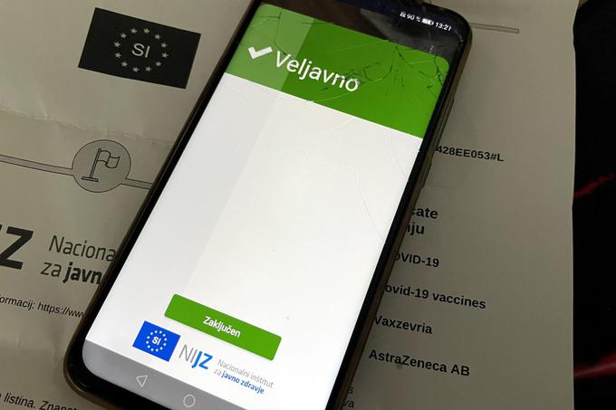 Z aplikacijo Preverjanje EU DCP ANON je trenutno križ tudi pri nameščanju, saj še ni na voljo na servisu z aplikacijami Google Play, temveč zgolj kot datoteka na spletni strani eZdravje. Po prenosu datoteke je treba aplikacijo na pametni telefon namestiti ročno. Za zdaj je na voljo le za pametne telefone z operacijskim sistemom Android.  | Foto: Matic Tomšič