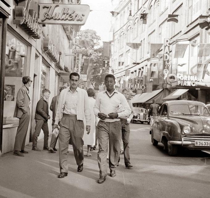 Brazilski virtuoz Pele je bil takrat svetu še neznan nogometaš, 29. junija 1958 pa je čez noč, takrat je Brazilija v finalu s 5-2 premagala Švedsko, Pele pa je dosegel dva gola, postal mednarodna senzacija. Imenovan je bil za najboljšega igralca prvenstva, star pa je bil komaj 17 let. Svetovni prvak je z Brazilijo postal še v letih 1962 in 1970. Na njegovi desni je Zito, Pelejev dolgoletni soigralec v brazilski reprezentanci in v klubu Santos.  | Foto: 