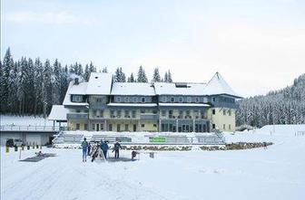 Biatlonci vadijo na zasneženi Pokljuki