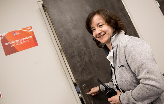 Rusinja Irena Zakurdajeva je zadolžena za fotografe, vodi pa tudi novinarske konference po tekmah.
 | Foto: Vid Ponikvar