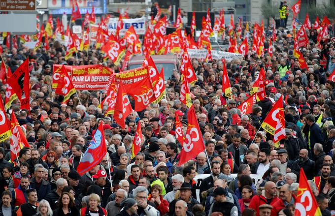 Kaj požene v Sloveniji ljudi na ceste? Jerkičeva: "Zavzemanje za neke zelo globoke cilje nikakor ne. Recimo za solidarnost in podobno. Smo pa zelo občutljivi na individualne pravice, verjetno bi bil tudi pri nas dvig upokojitvene starosti močan sprožilec." | Foto: Reuters