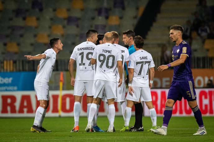 Olimpija, Maribor | Sodnik Matej Jug je predčasno pod prho poslal Vitalijsa Maksimenka že v 15. minuti. | Foto Blaž Weindorfer/Sportida