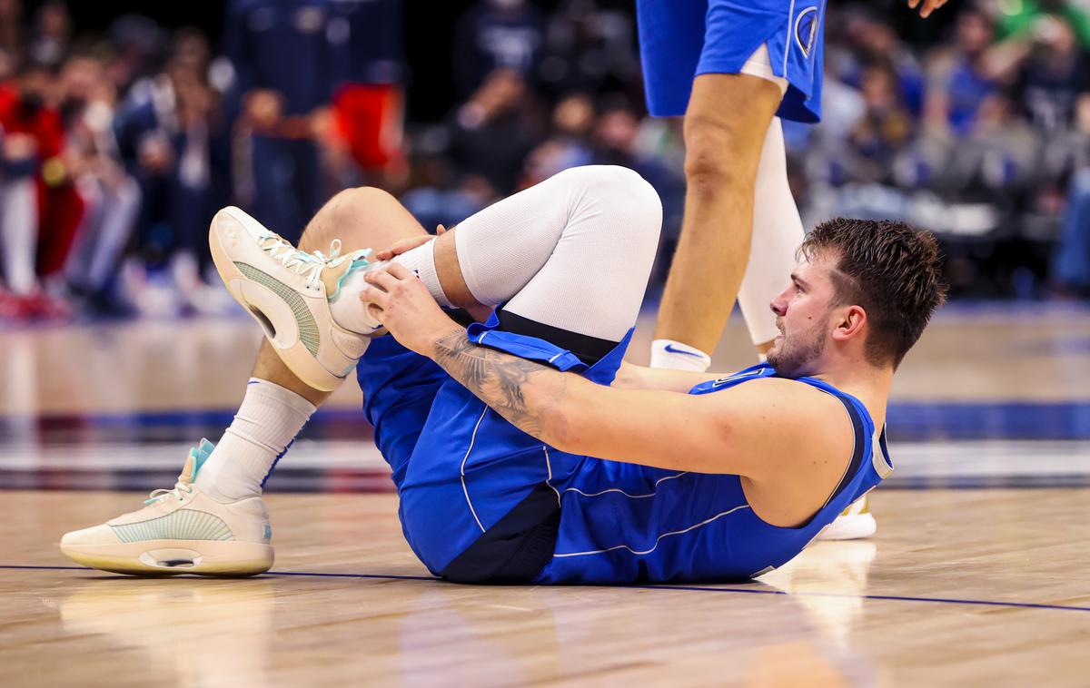 Luka Dončić | Luka Dončić je v petek znova začutil bolečine v levem gležnju. | Foto Guliverimage