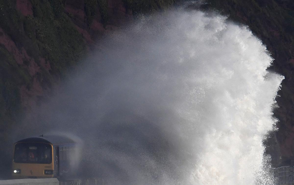 Vlak v mestu Dawlish z orkanskimi valovi | Foto Reuters