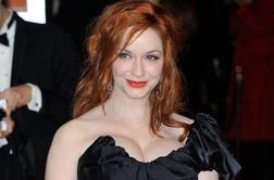 Christina Hendricks ne najde kopalk za svoje bujno oprsje