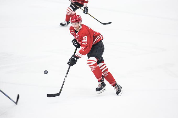 Nejc Stojan si je zaradi nepravilnega naleta na sobotni tekmi pri Zell am Seeju, kjer so Jeseničani izgubili s 3:10, prislužil dve tekmi prepovedi. | Foto: Peter Podobnik