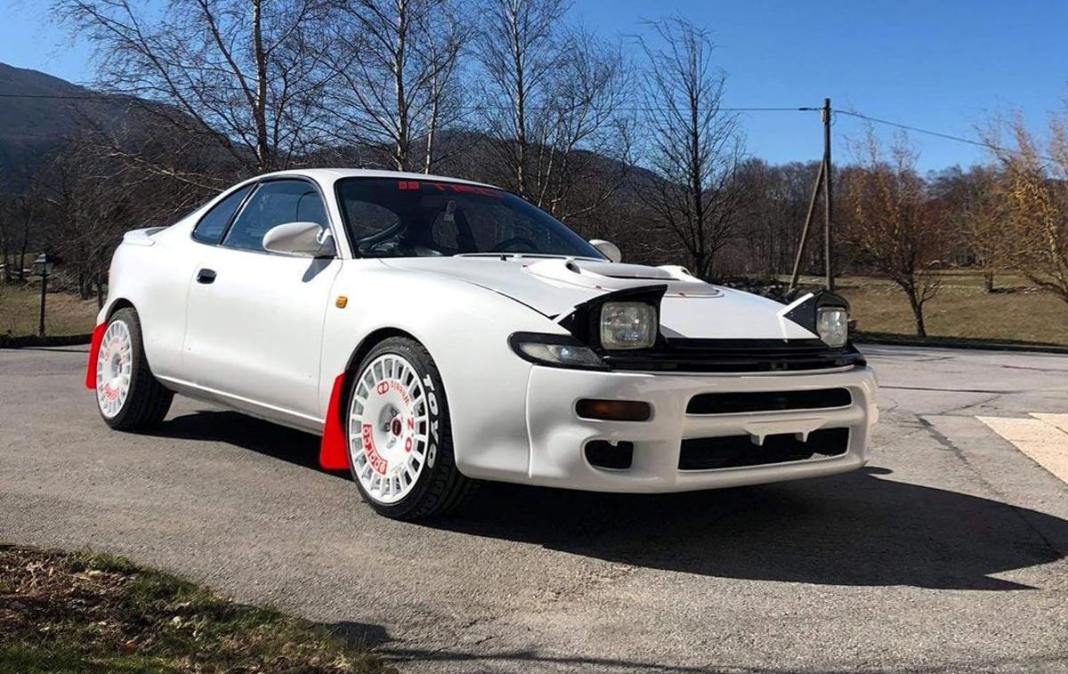 toyota celica | Avtomobil Petra Breclja je letnik 1991, obnova, predvsem njena stilska zunanjost s posnemanjem "Repsolove" dirkalne celice Carlosa Sainza, pa še ni povsem končana.  | Foto osebni arhiv Peter Brecelj