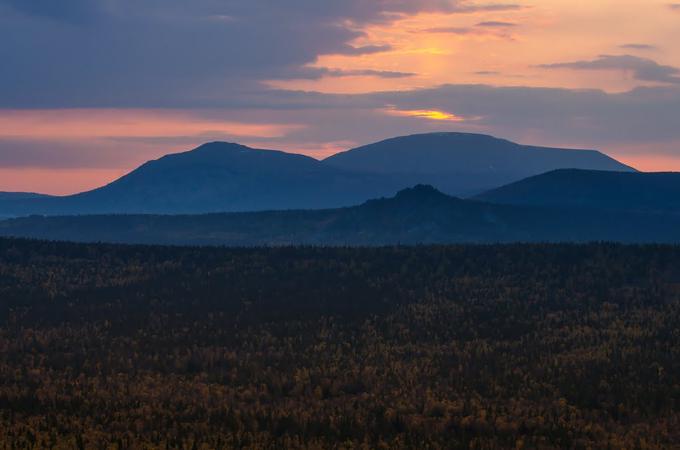 Mežgorje je mesto v bližini ruskega gorovja Ural, natančneje pod 1.640 metrov visoko goro Jamantau. Ameriški sateliti so v devetdesetih letih prejšnjega stoletja v bližini gore opazili obsežna dela, domnevno naj bi šlo za izkop velikanskega bunkerja ali pa obrata za proizvodnjo jedrskih konic. Na fotografiji gora Jamantau. | Foto: Thomas Hilmes/Wikimedia Commons