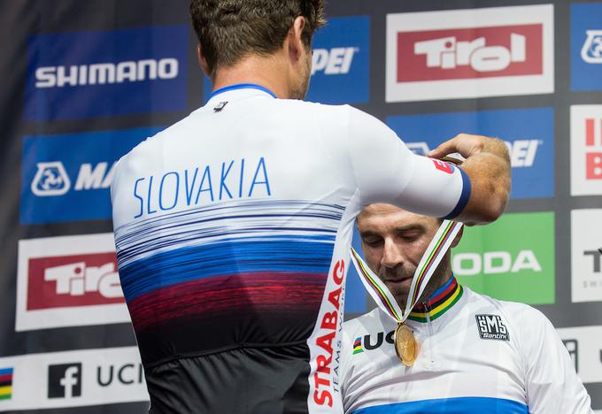 Majica svetovnega prvaka, ki jo je zadnja tri leta nosil Sagan, bo prihodnjih 12 mesecev krasila Španca Alejandra Velverdeja. | Foto: Vid Ponikvar