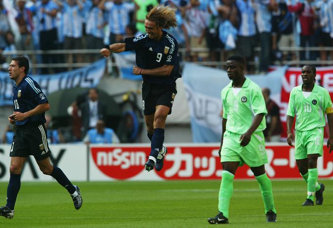 Presenetljivo hitro je SP 2002 zapustila tudi Argentina. Dvakratni svetovni prvaki so začeli mundial z zmago nad Nigerijo (1:0), ko je v polno zadel Gabriel Batistuta, nato pa izgubili proti Angliji (0:1), ki se je po dolgem času lahko veselila zmage nad gavči. Remi s Švedsko (1:1) ni zadoščal za kaj več kot le za tretje mesto v skupini. | Foto: Guliverimage/Getty Images