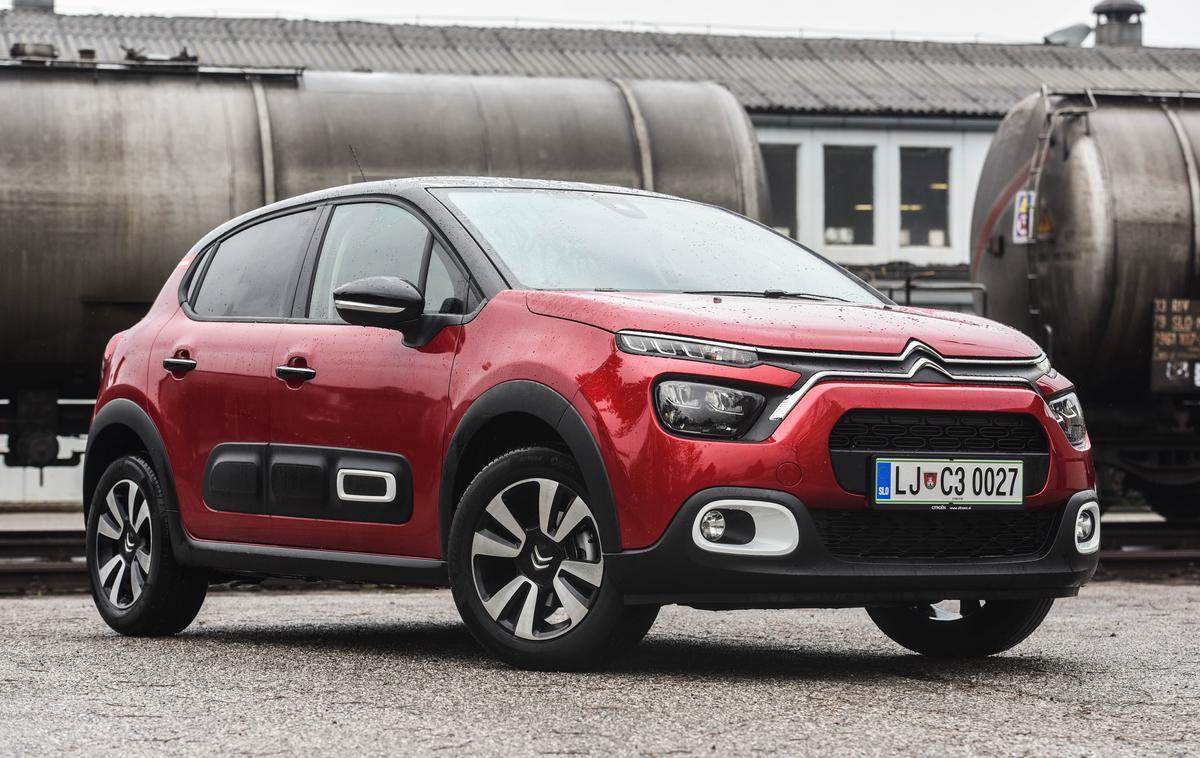 Citroen C3 | Citroën gradi prepoznavnost svojih modelov od spredaj z ovalnima elementoma okoli meglenk in letvama, ki tvorita strešici in se razcepita v območju žarometov. | Foto Gašper Pirman