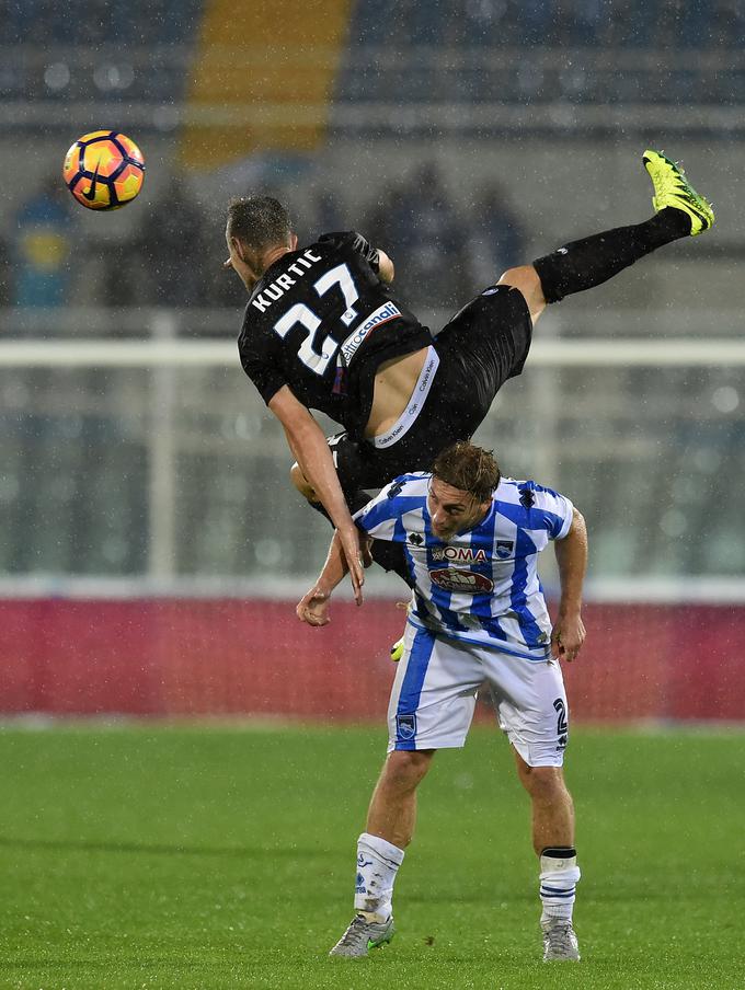 Jasmin Kurtić (Atalanta) v dvoboju z Alessandrom Crescenzijem (Pescara). | Foto: Guliverimage/Getty Images