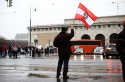 Slovaki ukinjajo izredne razmere, Avstrijci policijsko uro