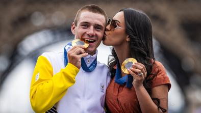 Evenepoel poziral z obema zlatima medaljama: vsega je "kriva" žena Oumi