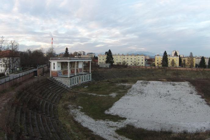 Plečnikov stadion za Bežigradom | Projektu gradnje Bežigrajskega športnega parka močno nasprotujejo v Civilni pobudi za ohranitev Plečnikovega stadiona v izvirni obliki. Kot poudarjajo v omenjeni civilni iniciativi, bi projekt prinesel uničenje Plečnikove kulturne dediščine in prevelike obremenitve za okolje. | Foto STA