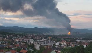 Na Vrhniki zagorela kemična tovarna #foto #video