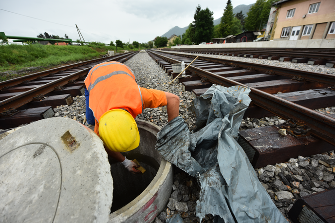 Železniška proga, gradnja | Na železniški infrastrukturi Slovenija trenutno izvaja pet velikih (večletnih) projektov v skupni vrednosti 700 milijonov evrov, največji je nadgradnja proge med Zidanim mostom in Celjem. Še en 100 milijonov evrov vreden projekt naj bi začeli letos. Gre za nadgradnjo vozlišča Pragersko. | Foto STA