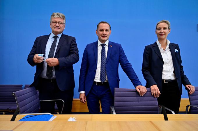 Jörg Meuthen (levo) je poleg Chrupalle sopredsednik AfD. Spada v liberalno krilo AfD, čeprav mu nekateri očitajo, da namenoma dopušča desničarsko radikalizacijo stranke. Meuthen je kritičen do volilnega izida AfD in svari, da se stranka spreminja v nekakšno regionalno stranko vzhodnega dela Nemčije − v Lego Ost. Chrupalla in Weidlova njegove očitke zavračata. AfD je sicer od svoje ustanovitve leta 2013 preživela številne pretrese na vrhu. Leta 2015 je stranko zapustil njen glavni ustanovitelj Bernd Lucke, leta 2017 pa še Frauke Petry, ki je stranko z Meuthnom vodila od leta 2015. | Foto: Reuters